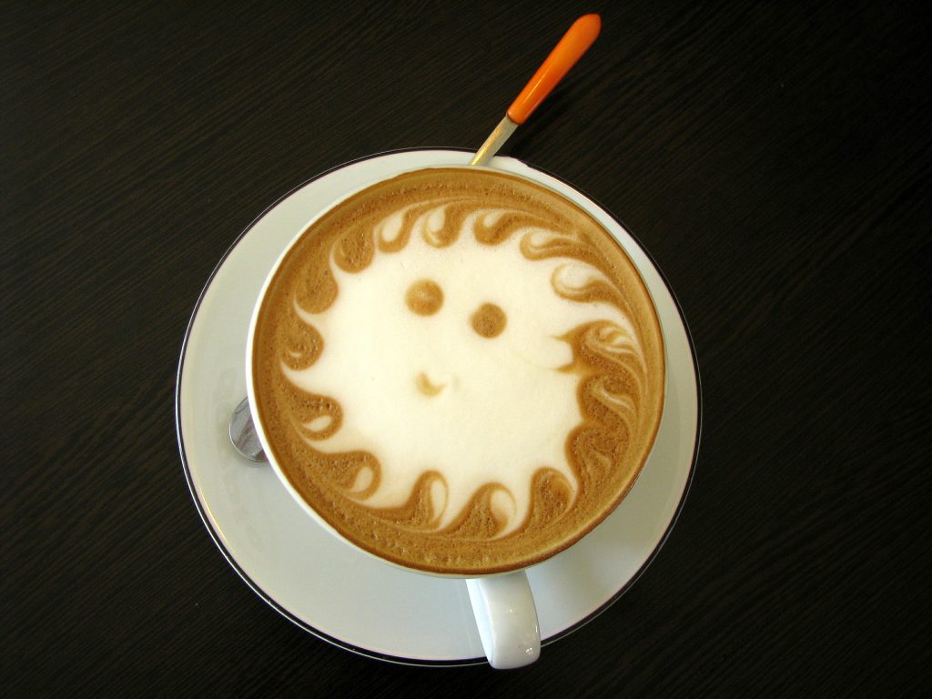Лате арт и ароматно кафе с Еспресо машина DeLonghi EC221.B